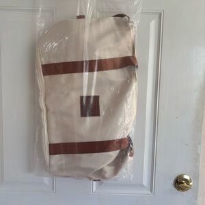 NIP Merax Cream/Brown Luggage Expandable Travel Duffel & toiletry Bag.  RT 46.00